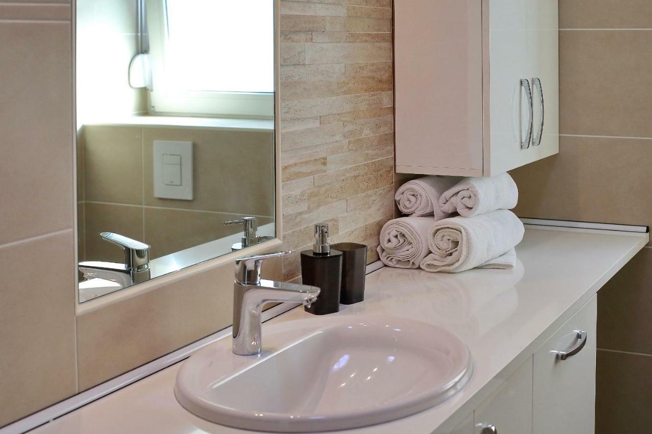 Luxury Apartments Sikiric_2 With Fantastic View On The Sea 비빈제 외부 사진