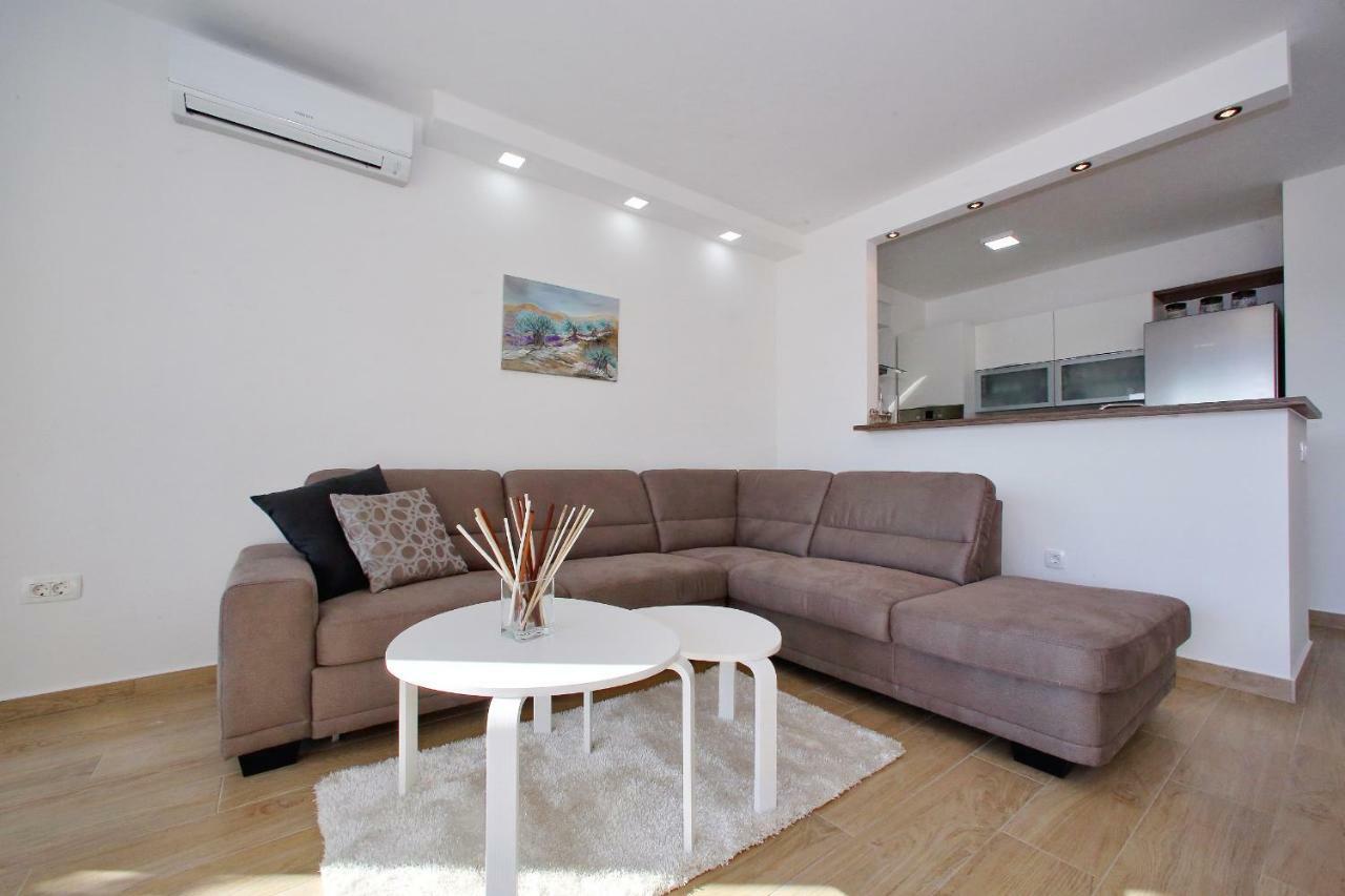 Luxury Apartments Sikiric_2 With Fantastic View On The Sea 비빈제 외부 사진